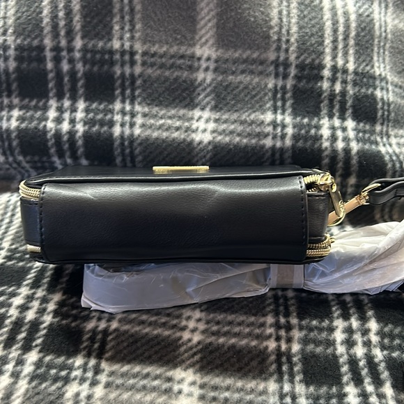 Adrienne Vittadini Studio  Cross body with charging pack - Picture 5 of 16